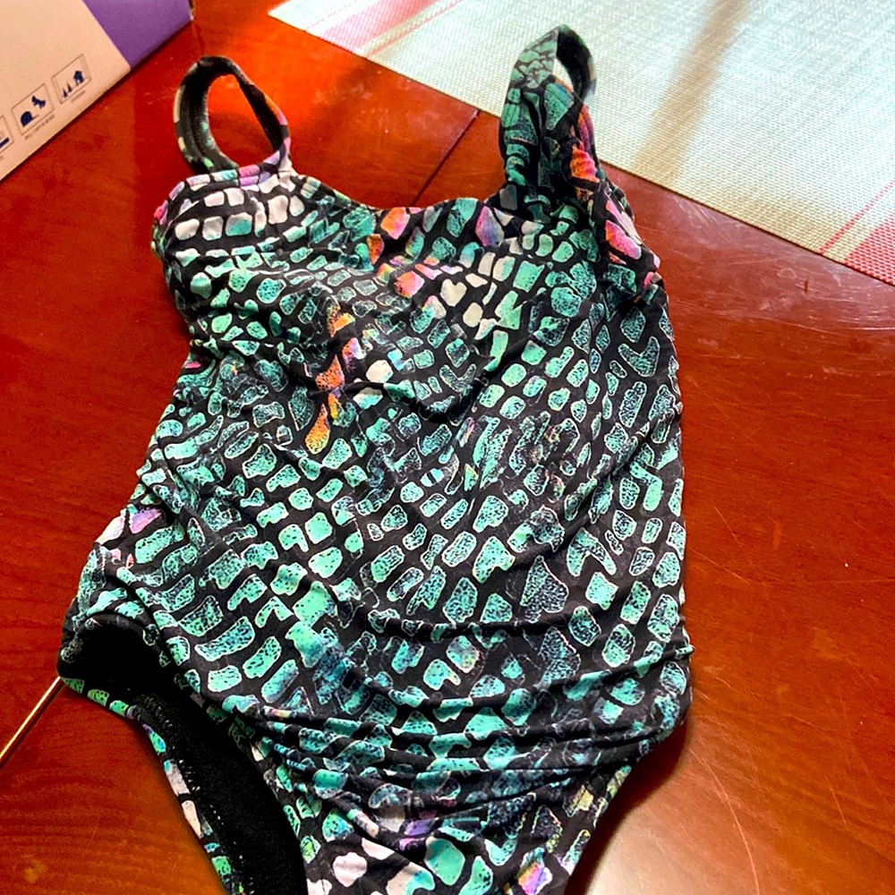 Pakaloha girls size s . Like new. Mermaid print 🧜🏼‍♀️🧜🏼‍♀️